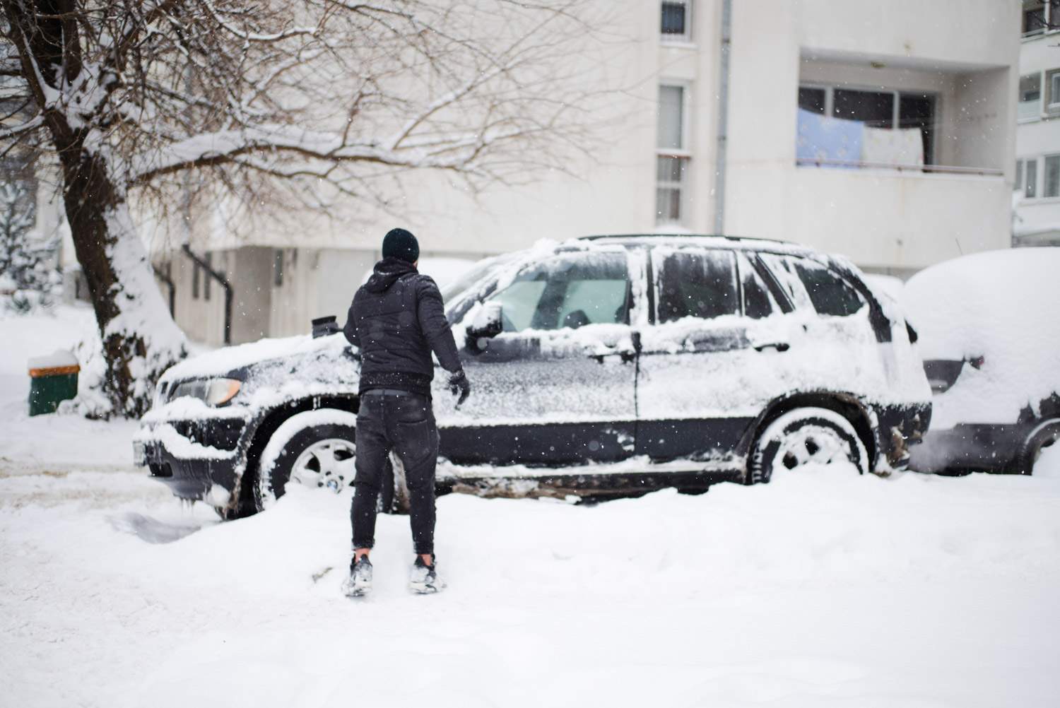 Cleaning a car from snow
